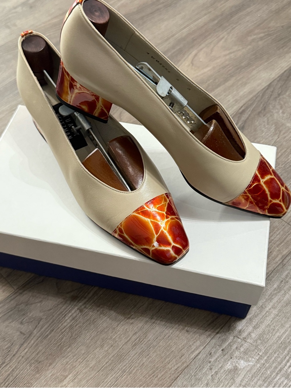 Vintage Stuart Weitzman Cream Leather Pumps W/ Amber Leather Patten Toe & Heel 8